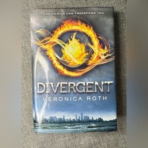 Divergent Book by Veronica Roth -EUC Young Adult Fiction Dystopian Future Series